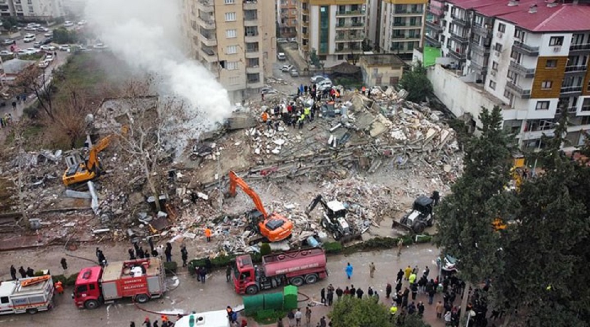 Bina enkazının temizlendiği arsada toplanan vatandaşlar, kaybettikleri sevdiklerini anmak için gece boyunca nöbet tuttular. Bu anma töreni, depremzedeler için duygusal anların yaşandığı bir gece oldu.