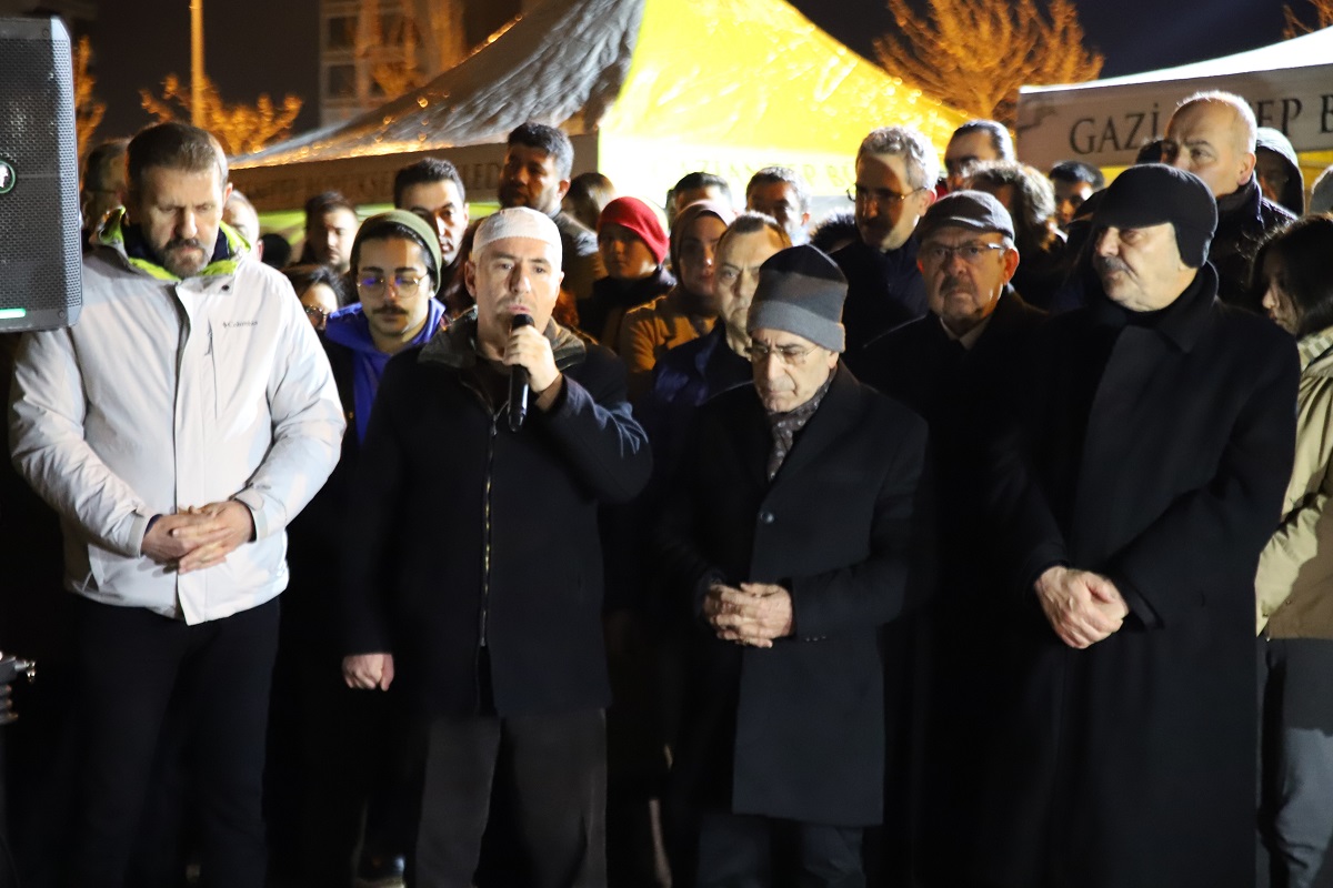 Depremin yıl dönümünde, yakınlarını bu felakette kaybeden vatandaşlar, enkaz başında toplanarak Kuran-ı Kerim okuttular ve dua ettiler.