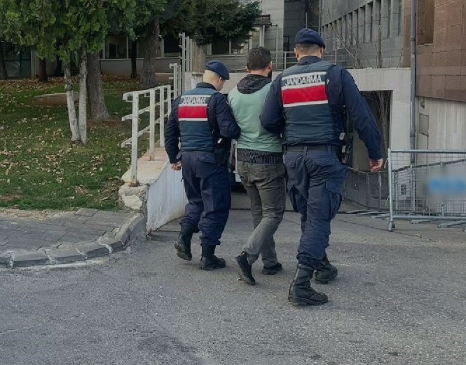 Gaziantep’te jandarma güçleri tarafından gerçekleştirilen bir operasyon sonucunda, hırsızlıkla suçlanan 14 kişi gözaltına alındı.Bu kişilerden 9’u, adli mercilere sevk edildikten sonra tutuklandı ve cezaevine konuldu.
