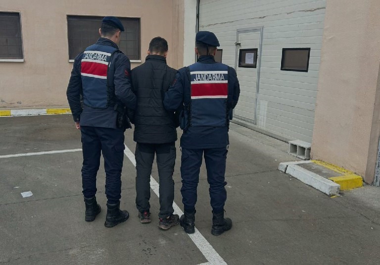 Bu çalışma kapsamında, Şahinbey, Şehitkâmil ve Nizip ilçelerinde son bir hafta içinde gerçekleştirilen operasyonlarda, 6 farklı ev ve iş yerinde hırsızlık olaylarına müdahale edildi ve toplamda 14 şüpheli kişi yakalandı.

(İHA)