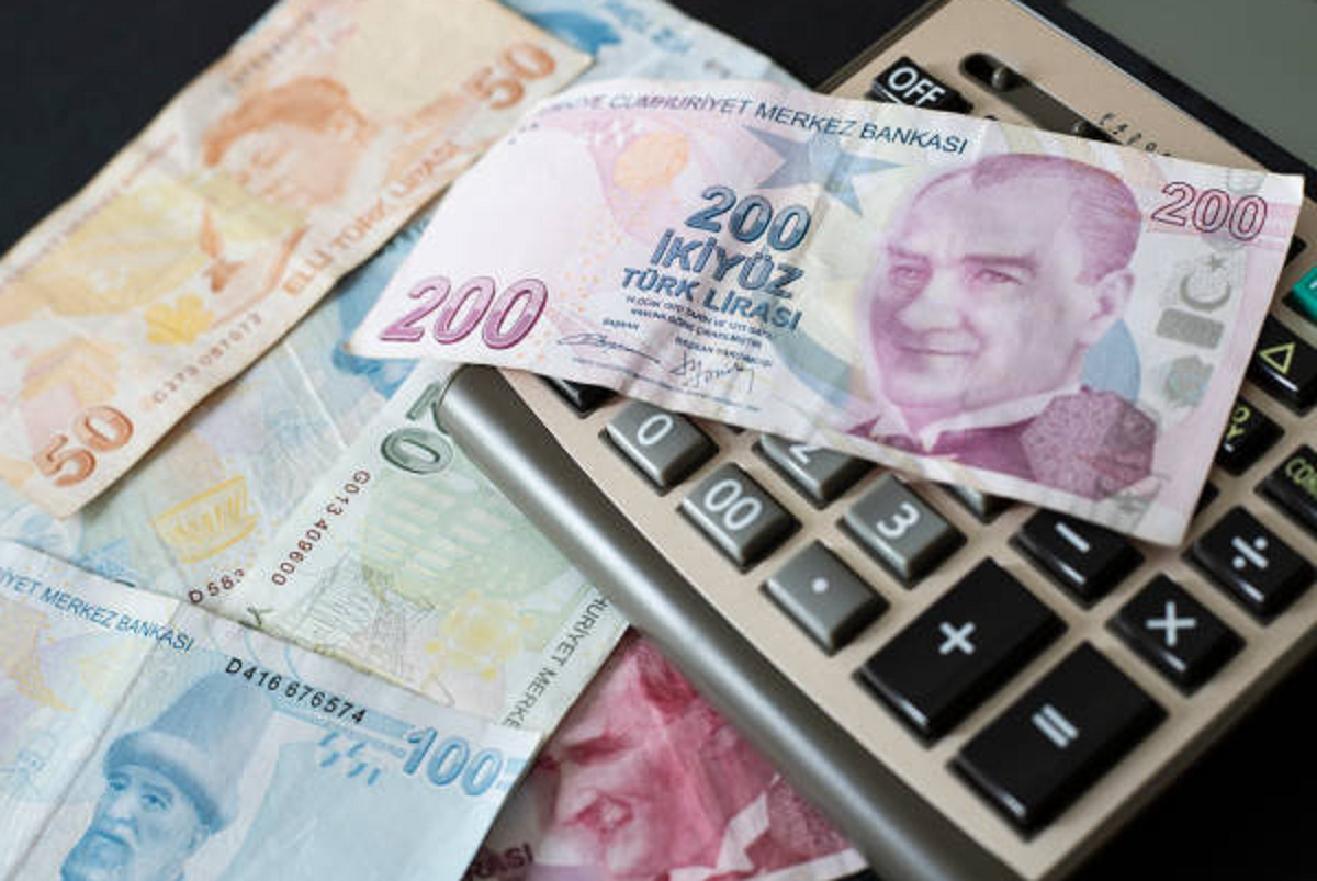 Karakaş, “Şahsi görüşüm, 12 ila 15 bin lira arasında bir rakamın uygun olacağı yönünde. Ancak, bu durumda 4-5 bin lira taban maaşı olanlar ile 12-13 bin lira alanlar arasında bir denge oluşacak” dedi.