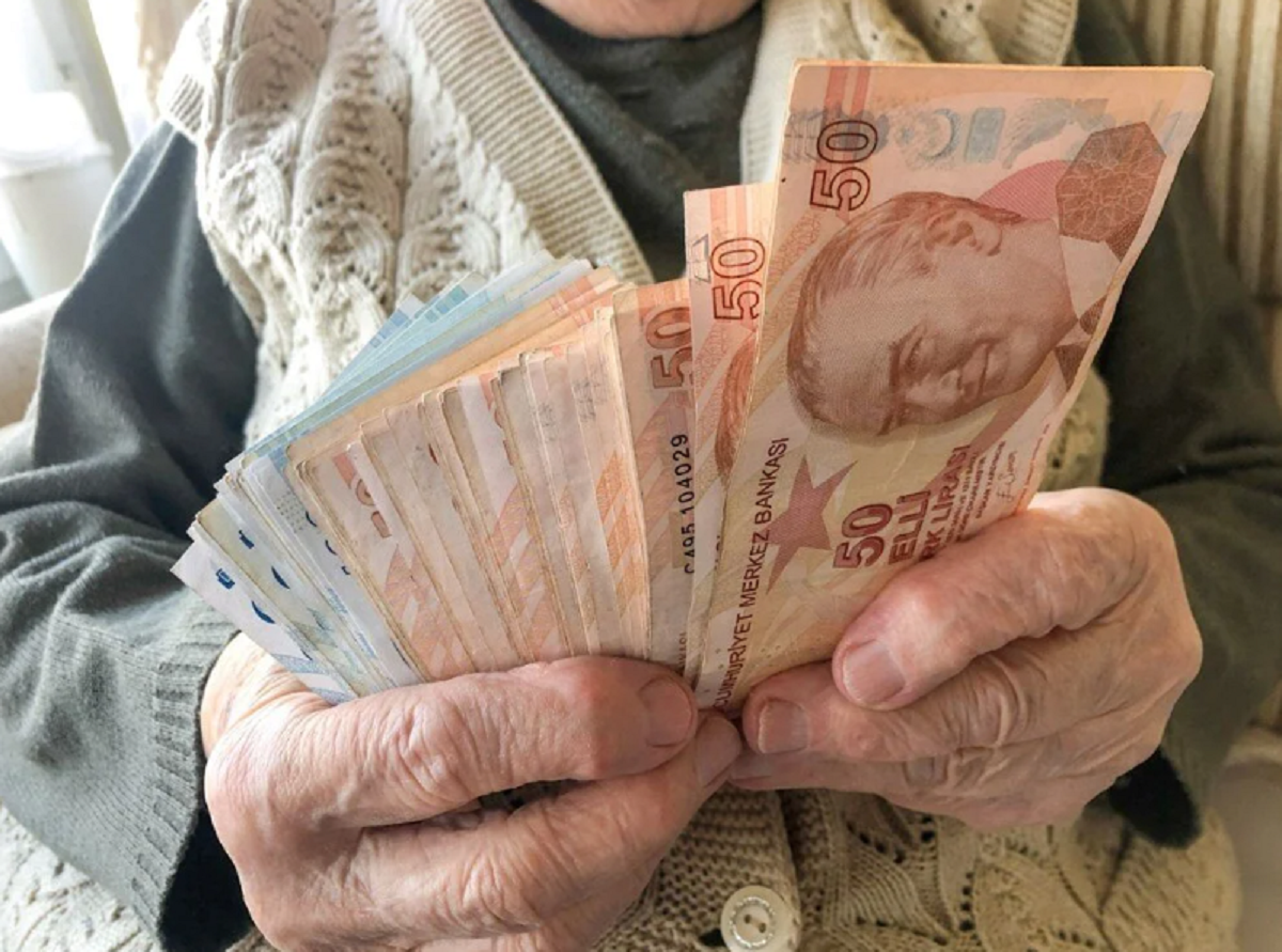 Karakaş, emekli maaşlarına gelecek olan seyyanen zam ile maaşların ne kadar artacağını da açıkladı. Karakaş, “Açlık sınırına çekilmesi gerekiyor en azından” diyerek, maaşların 12-15 bin TL arasında olabileceğini belirtti.