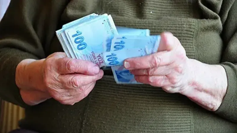 Ayrıca, “Bu da sistem içindeki dengeleri bozacak ve yüksek prim ödemelerinin anlamını yitirecektir. Seyyanen zammın tüm emeklilere adil bir şekilde dağıtılması gerekiyor, ki Sosyal Güvenlik Sistemi sürdürülebilir kalsın” ifadelerini kullandı.