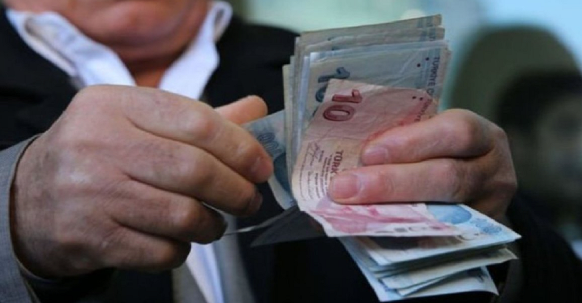 Yerel seçimler yaklaşırken, emekli maaşlarına yapılacak ek zam konusu gündemin merkezine oturdu. Cumhurbaşkanı Erdoğan’ın açıklamasıyla emekli maaşlarına %49.25 oranında ek zam yapıldı. Bu zamla birlikte en düşük emekli maaşı 10 bin TL oldu ve tüm gözler seyyanen zama çevrildi.