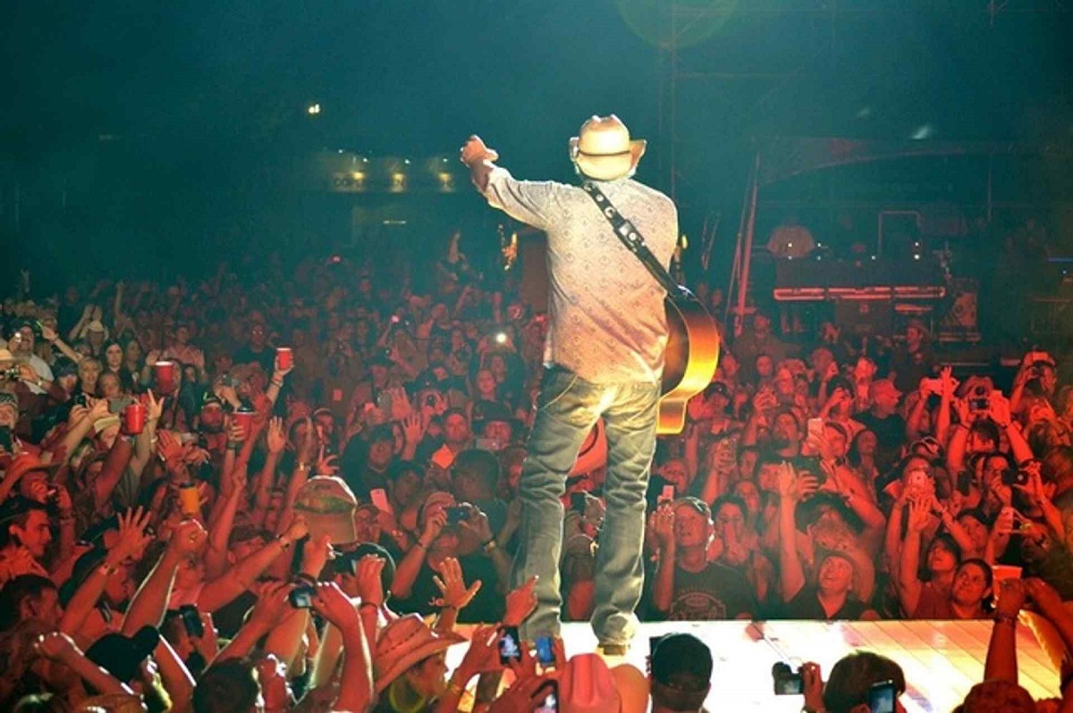 Ünlü country müzik sanatçısı Toby Keith, kanserle sürdürdüğü zorlu savaşı kaybederek hayata veda etti.