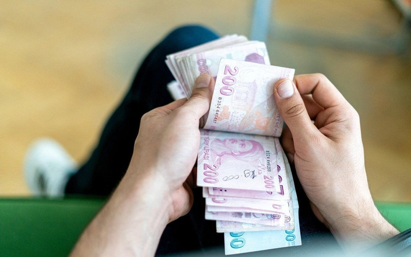 Bu genel zammın, özellikle 31 Mart seçimlerinden önce uygulanması bekleniyor.
Ali Tezel, ayrıca Ramazan Bayramı ve Kurban Bayramı bonuslarında belirtilen miktarlara da değindi. Bonusların 2 bin TL’den 5 bin TL’ye çıkarılacağını belirten Tezel, ancak bu miktarların yeterli olmadığını belirtti ve bir Ramazan Bayramı ve bir Kurban Bayramı için en az asgari ücret kadar olan 17 bin TL’nin gerekliliğine dikkat çekti.