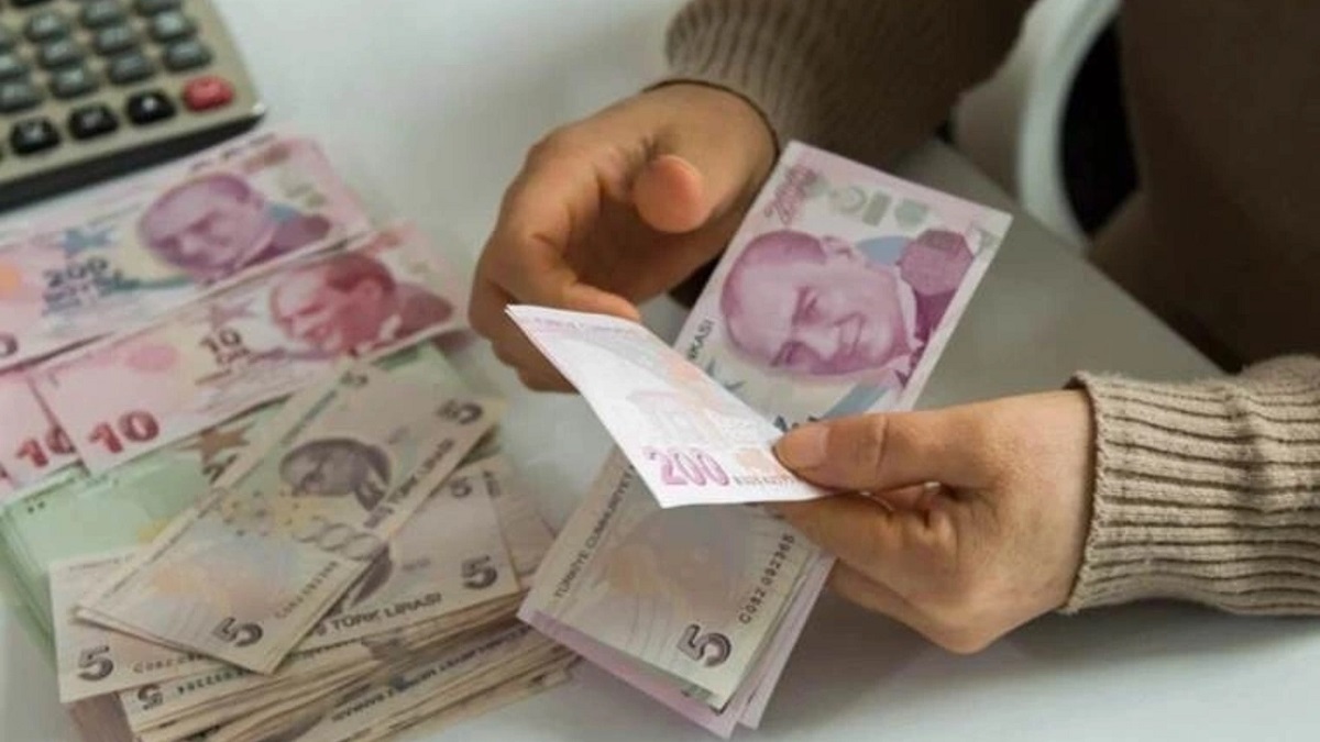 
Resmi Gazete’de ilan edilen çalışma ile en düşük emekli maaşı 10 bin TL olarak belirlendi ve emekli maaşlarına ek zam getirilmesiyle ilgili düzenlemeler de uygulamaya konuldu.
Çalışma ve Sosyal Güvenlik Bakanı Vedat Işıkhan, emeklilere sevindirici haberleri duyururken, “SSK ve Bağ-Kur emeklilerimizin aylıklarının Ocak 2024 itibarıyla 6 aylık artış oranını %49,25’e çıkarıyoruz. Böylece bu yıl tüm emeklilerimizin aynı oranda artış almasını sağlıyoruz.” ifadesini kullandı.