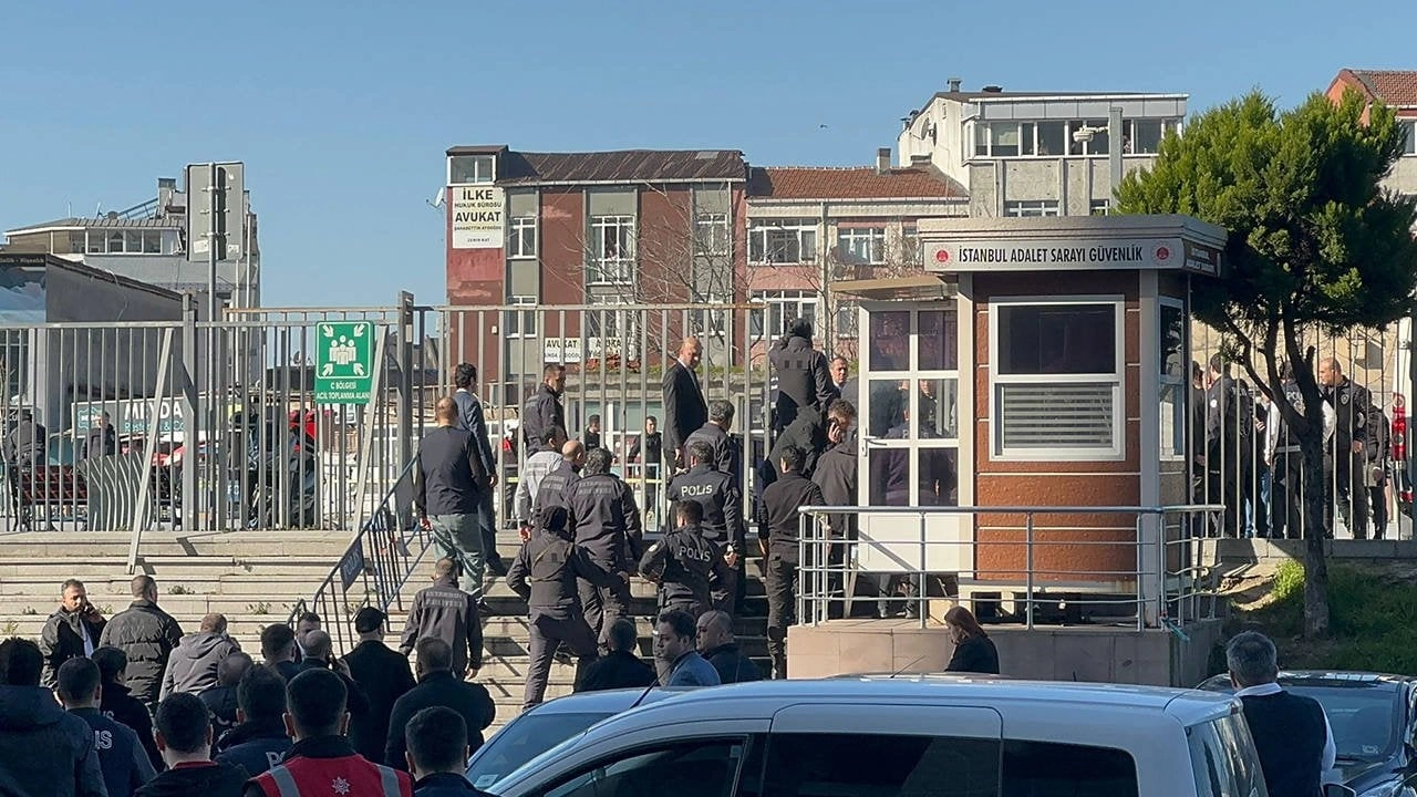 Erdoğan, Çağlayan Adliyesi'nde yaşanan terör olayı ile ilgili açıklamalarda bulundu. Hain saldırıyı bertaraf eden emniyet güçlerini tebrik etti.

Erdoğan, ‘’Biri bayan öteki erkek iki terörist, alçak emellerine ulaşamadan görevli polislerimiz tarafından tesirsiz duruma getirilmiştir. Türkiye, bütün terör örgütleriyle ve destekçileri ile mücadelesini kararlılıkla sürdürecektir. Yaralılarımıza Rabbimden acil şifalar diliyorum. Bu arada yaralılarımızdan da bir tanesinin Hakk'a yürümüş olduğundan kaynaklı ona da Allah'tan rahmet diliyorum.’’ ifadelerini kullandı.