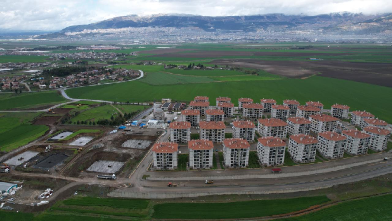 Kahramanmaraş Sütçü İmam Üniversitesi Yunus Emre Kongre Merkezinde Deprem Konutları Kura ve Anahtar Teslim Töreni'ne katıldı. Cumhurbaşkanı Recep Tayyip Erdoğan, "Amacımız sene sonuna kadar 200 bin konut ve köy evini teslim etmektir. Sonrasında bu adedi hızla 390 bine tamamlayacağız. Kimseye utangaç olmadan bu süreci çok geciktirmeden nihayete erdireceğiz" şeklinde konuştu.