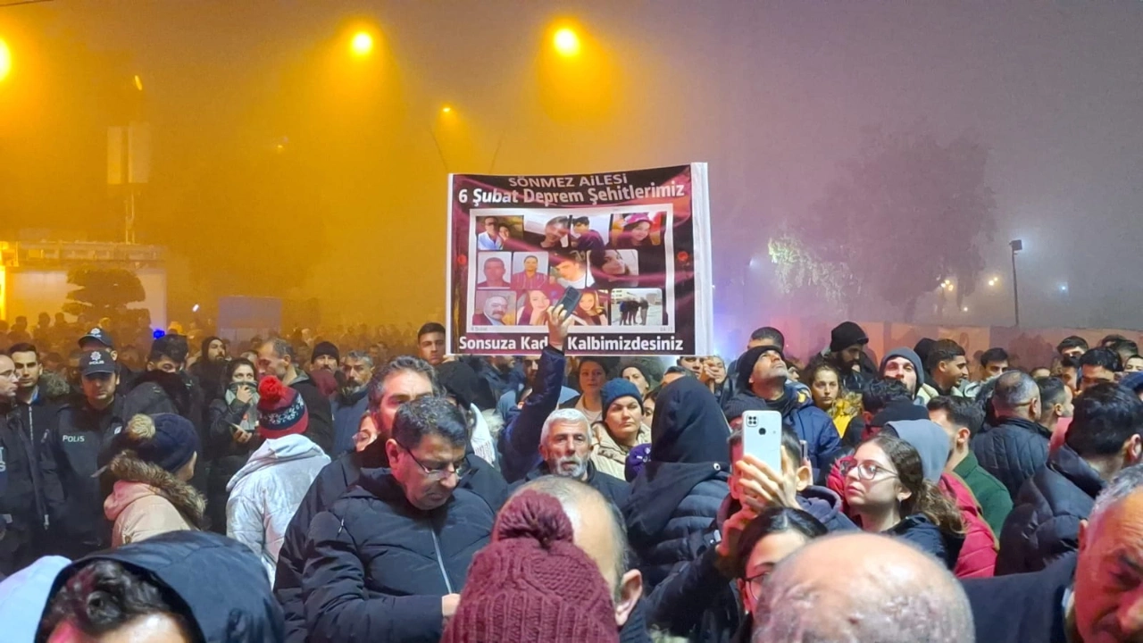 Erdoğan, Hatay'daki sözlerinin sonrasında yaşanan tartışmaları ele aldı. Erdoğan, "Birileri Hatay'da söylediğimiz hükümet ve mahalli yönetimlerin işbirliğine işaret ettiğimiz ifadelerin üstünde tepinmektedir. Senelerdir şu hakikati devamlı öneme getiriyoruz. Hükümet olarak biz bütün belediyelere bütçeden almaları gereken payı kusursuz gönderdik. Hatta plana dayalı, yapacaklarını gördüğümüz yatırımlar amacıyla borçlanma izinlerini de veriyoruz. Muhalefetin elindeki şehirlerde normalde belediyelerin yapması gereken yatırımların mühim bölümünü sırf vatandaşlarımız mağdur olmasın diye bakanlıklarımıza bağlı kurumlar ile gene biz yaşama geçirdik. İstanbul'undan İzmir'e, Ankara'sından Hatay'a muhalefetin şehirlere hizmet kazandıramamasının tek nedeni beceriksizliktir" dedi.