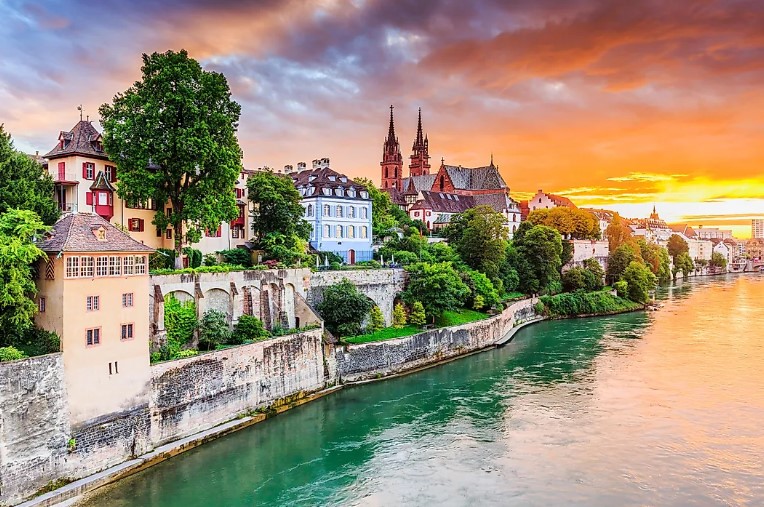 Basel Isvicre Ren Nehri Uzerindeki Kirmizi Tasli Munster Katedralinin Bulundugu Eski Sehir