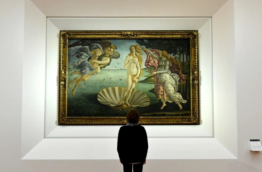Bir Gazeteci Ekim 2016Da Italyanin Floransa Kentindeki Uffizi Galerisinde Duzenlenen Basin On Gosterimi Sirasinda Italyan Ressam Sandro Botticellinin Venusun Dogusu Eserini Inceliyor