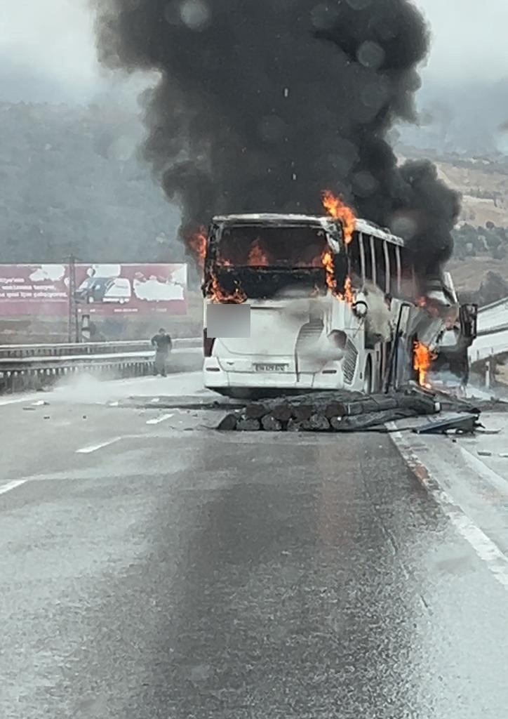 Çorum’da Kamyonla Çarpışan Otobüs Yandı 2 Ölü, 5 Yaralı