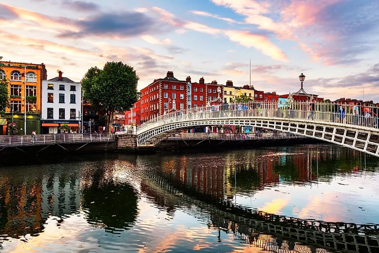 Dublin Irlandadaki Unlu Aydınlatilmis Ha Penny Koprusunun Gece Manzarasi Gun Batiminda