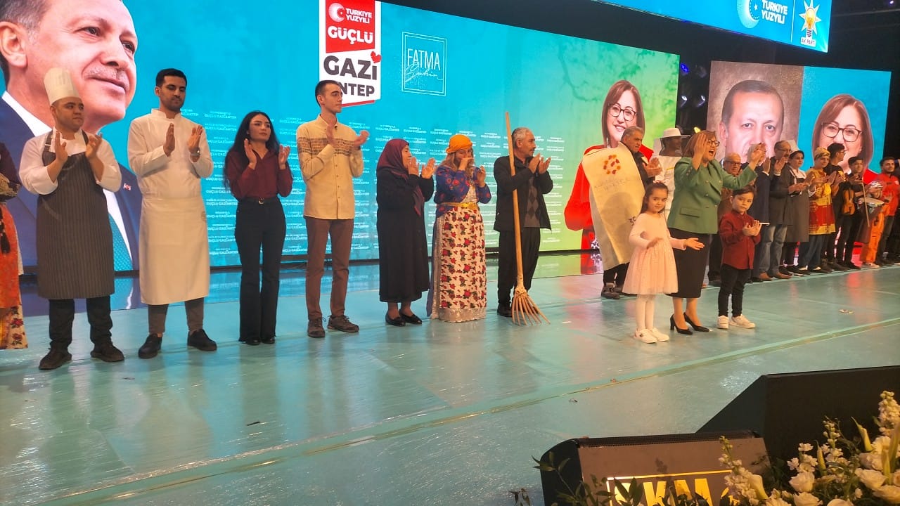 Fatma Şahin, Halkın Temsilcileriyle Sahneye Çıktı