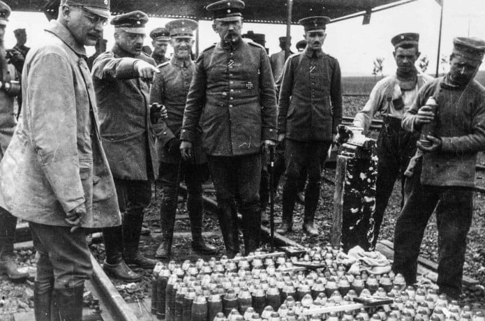 Fritz Haber Birinci Dunya Savasinda Bati Cephesinde Alman Askerlerine Klor Gazi Kullanma Talimatı Veriyor Archiv Der Max Planck Gesselschaft Berlin (Kaynak Tarih Koleksiyonu)