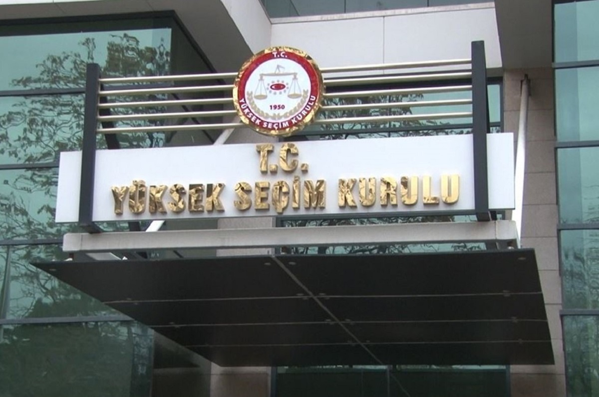 Oy Verme Saatleri ve Başlangıç Tarihi Belirlendi
Doğudaki illerde oy kullanma işlemi saat 07.00'de başlayıp 16.00'da sona erecek. Batıdaki illerde ise oy kullanma işlemi 08.00'de başlayacak, 17.00'de tamamlanacak.
