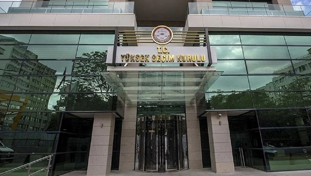 35 Partinin Birleşik Oy Pusulasındaki Yerleri Kura ile Belirlendi
YSK'nin 27 Ocak'ta gerçekleştirdiği kura çekimiyle seçime katılacak 35 siyasi partinin birleşik oy pusulasındaki yerleri belirlendi.
Oy verme saatleri doğudaki 32 ilde bir saat erkene alındı; Adıyaman, Ağrı, Artvin, Bingöl, Bitlis, Diyarbakır, Elazığ, Erzincan, Erzurum, Gaziantep, Giresun, Gümüşhane, Hakkari, Kars, Malatya, Kahramanmaraş, Mardin, Muş, Ordu, Rize, Siirt, Sivas, Trabzon, Tunceli, Şanlıurfa, Van, Bayburt, Batman, Şırnak, Ardahan, Iğdır, Kilis illerinde ve bu illerdeki ceza infaz kurumlarında oy verme saatleri 07.00-16.00 olarak uygulanacak. Diğer illerde oy verme saatleri 08.00-17.00 olacak.
