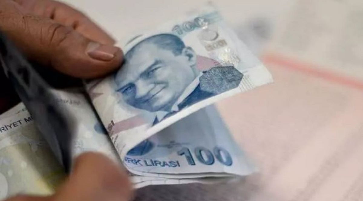 6-Dul ve yetim aylığı alanlar en kadar zam farkı alacak?

SSK, Bağ-Kur'dan aylık alan dul ve yetimlerin ödemeleri de yüzde 37.57 zam üzerinden yapıldı. 7500 lira taban aylık düzenlemesi kapsamında ölüm aylığı oranı yüzde 75 olana en az 5 bin 625 lira, yüzde 50 olana 3 bin 750 lira, yüzde 25 olana da en az 1875 lira ödeniyor. En düşük emekli aylığının 10 bin lira olmasıyla birlikte ölüm aylığı oranı yüzde 75 olan 7500 lira, yüzde 50 olan 5 bin lira, yüzde 25 olan da 2500 lira alacak. Bu durumda 7500 lira alacak olanın hesabına 1875 lira fark yatacak. Bakan Işıkhan takvimi açıkladı
