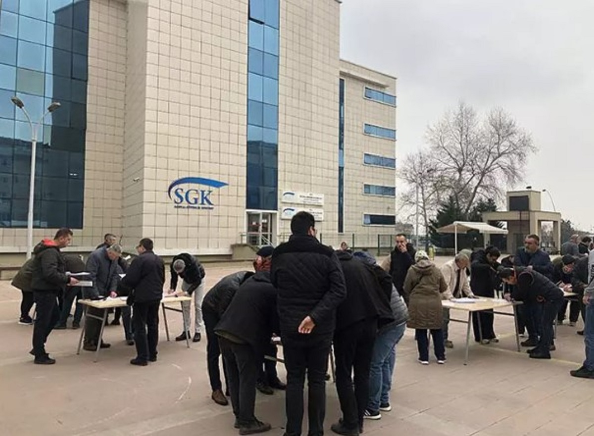 5-En düşük emekli aylığı alanların ek zam farkı kaç lira olacak?

En düşük emekli aylığı alanların kök aylıkları ocak ayında yüzde 37.57 zamma göre yatırıldı. Kök aylığı 7 bin 500 liranın altında kalanlara bu tutarda ödeme yapıldı. Kök aylığı 7 bin 500 lirayı aşanların aylığı yüzde 49.25 oranındaki zamma göre hesaplanacak. Buna göre 10 bin liranın altında kalanlar bu tutara tamamlanacak. Örneğin ocak ayında 8 bin 500 lira aylık alan bir emekliye 1500 lira ek ödeme yapılacak.

