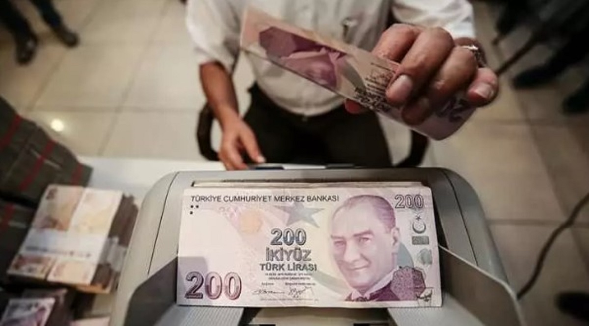 3-Emekli aylığımın artması için aktif çalışırken nelere dikkat etmeliyim?

Prim, ikramiye gibi ek ödemelerinizin prime esas kazanca eklenerek gösterilmesinde fayda var. Birden fazla yerde sigortalı çalışıyorsanız primi mutlaka yatırın. Prime esas kazancınız dolayısıyla aylığınız artar. Emeklilik öncesi 3.5 yıl çok önemli. İmkanınız varsa son 3.5 yıllık primlerinizi SSK'lı olarak tavandan yatırarak (Bugün itibariyle 56 bin 27 lira) aylık yükseltilebilir. Borçlanmaların sosyal güvenlik tavanı üzerinden yapılması da emekli aylığını artırır.
