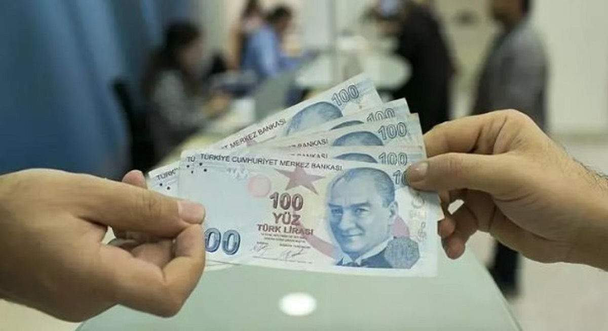 Bu süre eşitse en son tabi olunan statüye göre aylık bağlanıyor. Örneğin, sigortalının hem Bağ-Kur hem de SSK ödemesi varsa bu 7 yıllık dönemde en fazla primin yatırıldığı sigorta kolundan aylık bağlanıyor. Primler eşitse de son sigortalılığı hangi statüdense oradan emekli aylığı bağlanıyor.