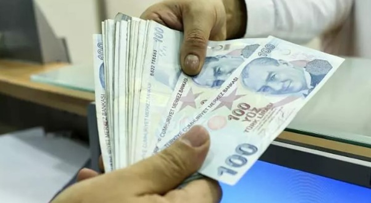 1-Prim gün sayısının çok fazla olması emekli aylığını artırır mı?

Uzun yıllar çalışmak, prim gün sayısının çok fazla olması yüksek aylık almak için yeterli bulunmuyor. Asgari ücret ya da biraz üzerinde maaş alanlar istedikleri kadar uzun süre çalışsın aylığı çok yüksek olmaz. Burada önemli olan prime esas kazancı yüksek gösterilmesidir. İki işte birden çalışanların mutlaka ikinci iş için de prim yatırması gerekiyor. SGK'ya bildirilen matrah artınca emekli aylığı da yükseliyor.
