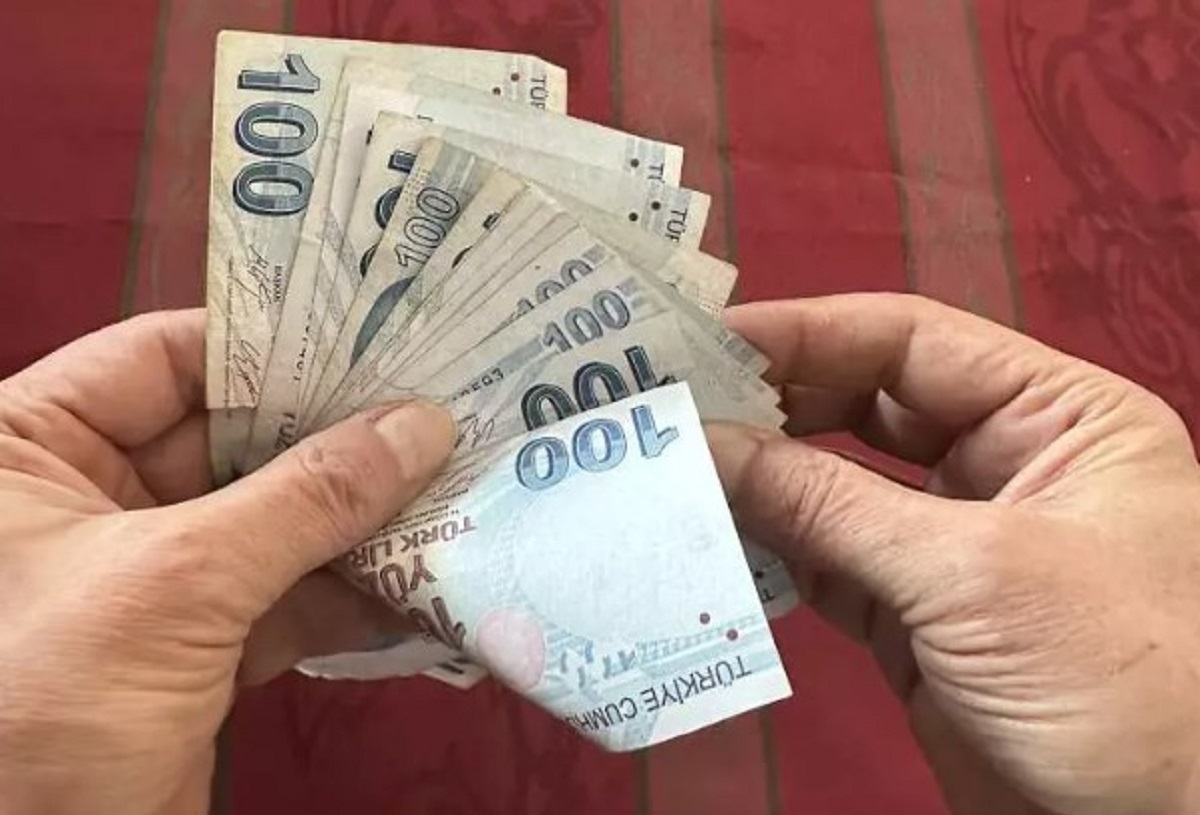 2-Bağ-Kur'lu olarak 16 yıl çalıştım, son 6.5 yıldır da SSK'lı olarak çalışıyorum. Hangi statüden emekli olabilirim?

Emekli aylığı hesaplamasında, sigortalıların emeklilik tarihinden geriye doğru prim veya kesenek ödenerek geçen 7 yıllık fiili hizmet süresi esas alınıyor. Bu kural sadece SSK'lıları değil bütün çalışanları ilgilendiriyor. Son yedi yıllık fiili hizmet süresinin yarısından bir gün fazlası olan 1261 prim ödeme günü hangi statüde geçtiyse o şartlarda emekli olunuyor.
