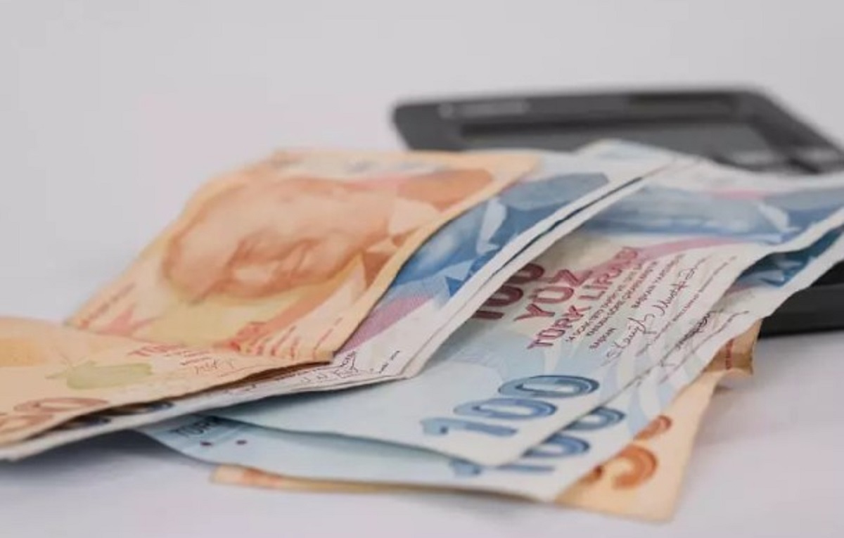 SSK ve Bağ-Kur Emeklilerine Zam
Ayrıca, SSK ve Bağ-Kur emeklilerine yapılan zam oranının ocak ayı itibarıyla yüzde 49,25'e yükseltildiği açıklandı. Çalışma ve Sosyal Güvenlik Bakanı Işıkhan, SSK ve Bağ-Kur emeklilerine yapılacak ilave yüzde 5'lik artış müjdesini de verdi. Böylece, memur emeklileri ile SSK ve Bağ-Kur emeklileri aynı oranda zam alacak.
