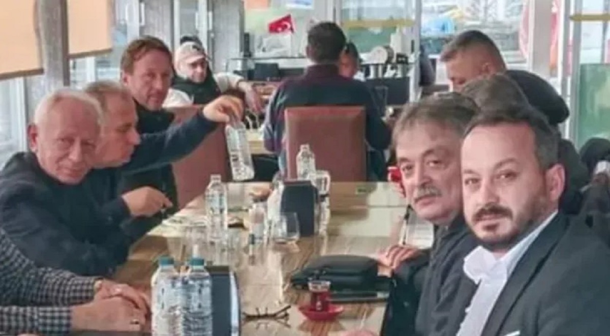 Trabzon'un Beşikdüzü ilçesinde gerçekleşecek olan 31 Mart yerel seçimleri için AK Parti ve CHP'den çıkan adaylar, Demokrat Parti çatısı altında bir araya gelerek Beşikdüzü Belediye Başkanlığı için seçimlere katılma kararı aldı. Mevcut Beşikdüzü Belediye Başkanı Ramis Uzun, Demokrat Parti'nin adayı olarak belirlendi.
Gazete Duvar'dan Fatih Saygın'ın haberine göre; Trabzon'da CHP'nin elindeki tek belediye olan Beşikdüzü'nde, CHP'den aday gösterilmemesi nedeniyle istifa eden mevcut başkan Ramis Uzun, AK Parti aday adaylarının da tepkisiyle karşılaşmıştı. Yaşanan gelişmelerin ardından Uzun, AK Parti ve CHP'den gelen aday adaylarıyla Demokrat Parti çatısı altında birleşerek seçimlere katılma kararı aldı.
AK Parti ve CHP'nin uzun yıllardır süregelen mücadelesi, Beşikdüzü'nde partilerinden memnun olmayan adayların iş birliği yapmasına yol açtı. Belediye Başkanı Ramis Uzun'un öncülüğünde Demokrat Parti çatısı altında bir araya gelen adaylar, 31 Mart'taki seçimlere mevcut başkan Ramis Uzun'un adaylığında katılma kararı aldı.
