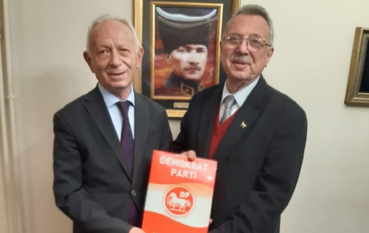 Adaylar, Demokrat Parti Çatısı Altında Toplandı
AK Parti Aday Adayı Zülküf Dilli, CHP Aday Adayı Şakir Yenigün, AK Parti Aday Adayı Ali Zeytin ve birçok partiden siyasetçi, Demokrat Parti çatısı altında bir araya geldi. İki haftadır devam eden toplantılarda Beşikdüzü için oluşturulan oluşum, seçime mevcut başkan Ramis Uzun'un adaylığında Demokrat Parti çatısı altında girmeye karar verdi.
Oluşum içerisinde yer alacak isimlere dair belirsizlik devam ederken, Zülküf Dilli ve Şakir Yenigün'ün oluşum içinde meclis üyesi ve başkan yardımcısı olarak görev alacakları bildirildi. Ali Zeytin'in ise oluşum içindeki rolü henüz netleşmedi. Toplantılara katılan AK Parti Aday Adayı Uğur Taş ise oluşumda yer almayacağını açıkladı.
Demokrat Parti Trabzon İl Başkanlığı tarafından yapılan açıklamada, "Beşikdüzü Belediye Başkanı Ramis Uzun'un DP Genel Merkezi’ne müracaatı sonucu Beşikdüzü Belediye Başkan adaylığı kesinleşmiştir" ifadelerine yer verildi.
