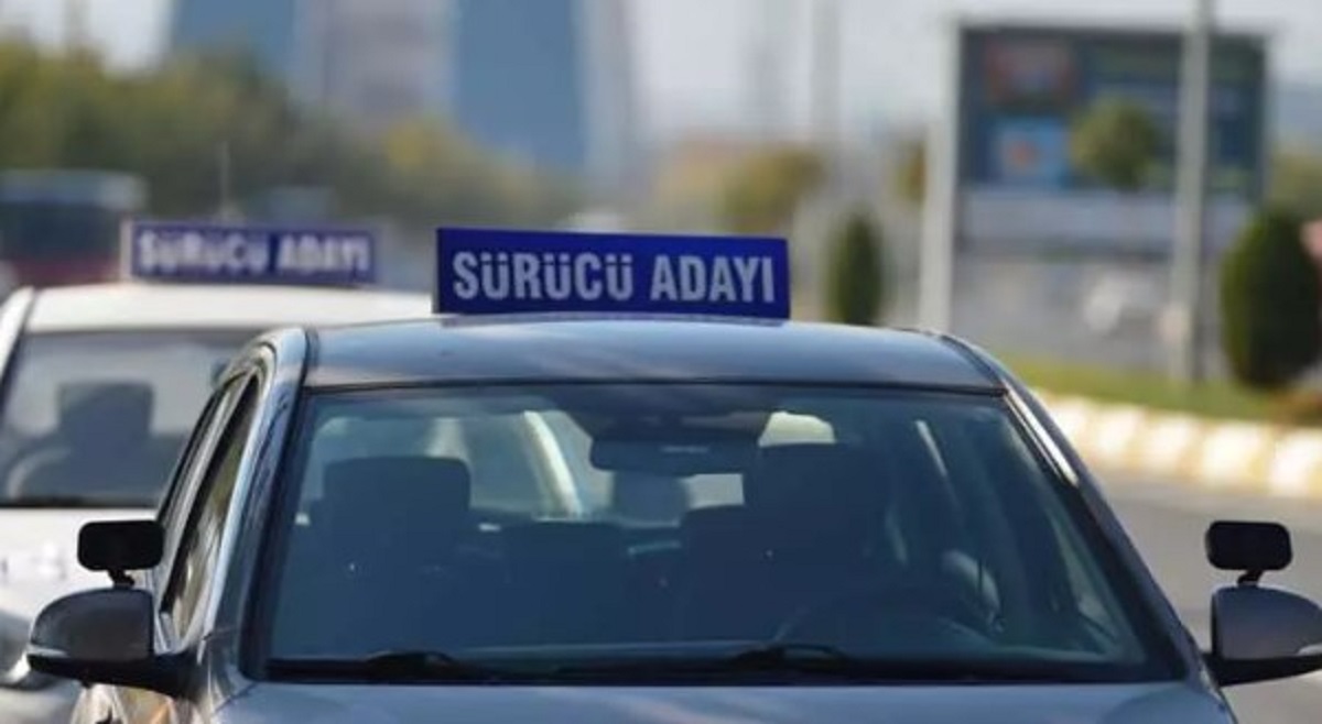 Ehliyet yenileme işlemleri için Nüfus ve Vatandaşlık İşleri Genel Müdürlüğü internet sitesi veya ALO 199 hattı üzerinden randevu alınabiliyor. Gerekli evraklar ve ehliyet yenileme ücretinin yatırılmasıyla birlikte, yenileme işlemleri kolayca tamamlanabiliyor. Bu kapsamda, güncel ehliyet süreçlerine dikkat ederek cezalardan kaçınılması önem arz ediyor.