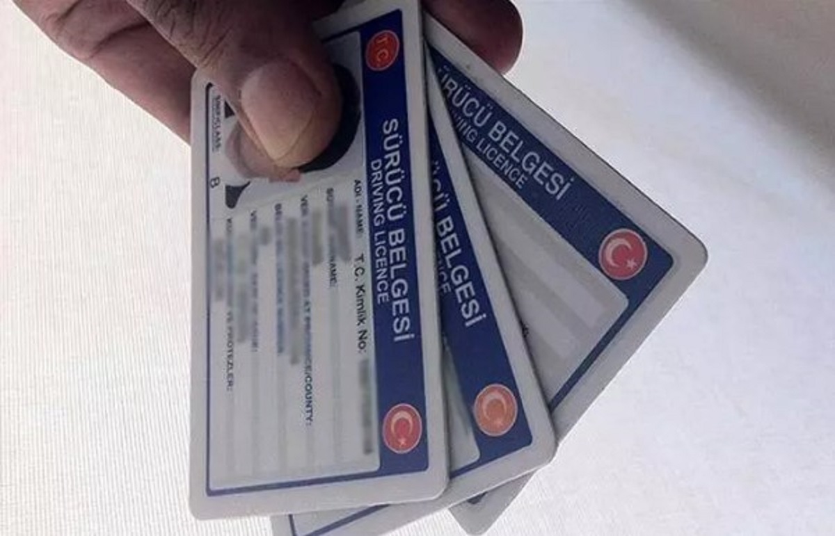 Ehliyet değişimi yapılacağı için geçici bir evrak verilirken, bu evrak 1 ay süresince ehliyet yerine geçiyor ve yeni ehliyet teslim edildikten sonra imha edilebilir. Yenilenmiş ehliyetlerin süresi genel olarak 10 yıl olarak belirlenirken, bazı sınıflar için bu süre 5 yıl olarak belirlendi.