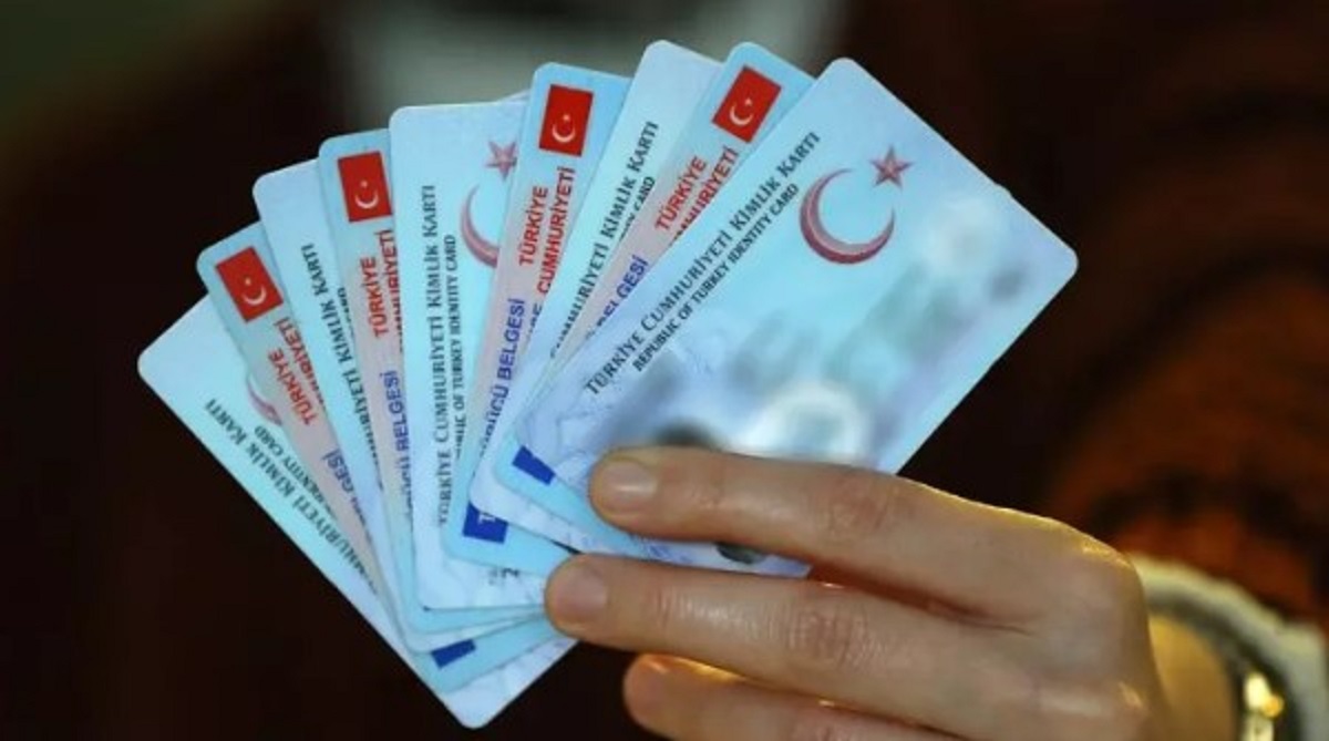 Hürriyet gazetesinin haberine göre, kimlikler için belirlenmiş bir değiştirme tarihi bulunmazken, ehliyetler için son değiştirme tarihi 31 Aralık 2024 olarak belirlendi. Eski ehliyetlerin yeniyle değiştirilmesi için 11 ay gibi bir süre kaldı. Bu süre içinde sağlık raporu alınarak gerekli harçlar ödendikten sonra, Nüfus ve Vatandaşlık İşleri'nden randevu alarak yeni ehliyet sahiplerine kısa sürede kargolanıyor.