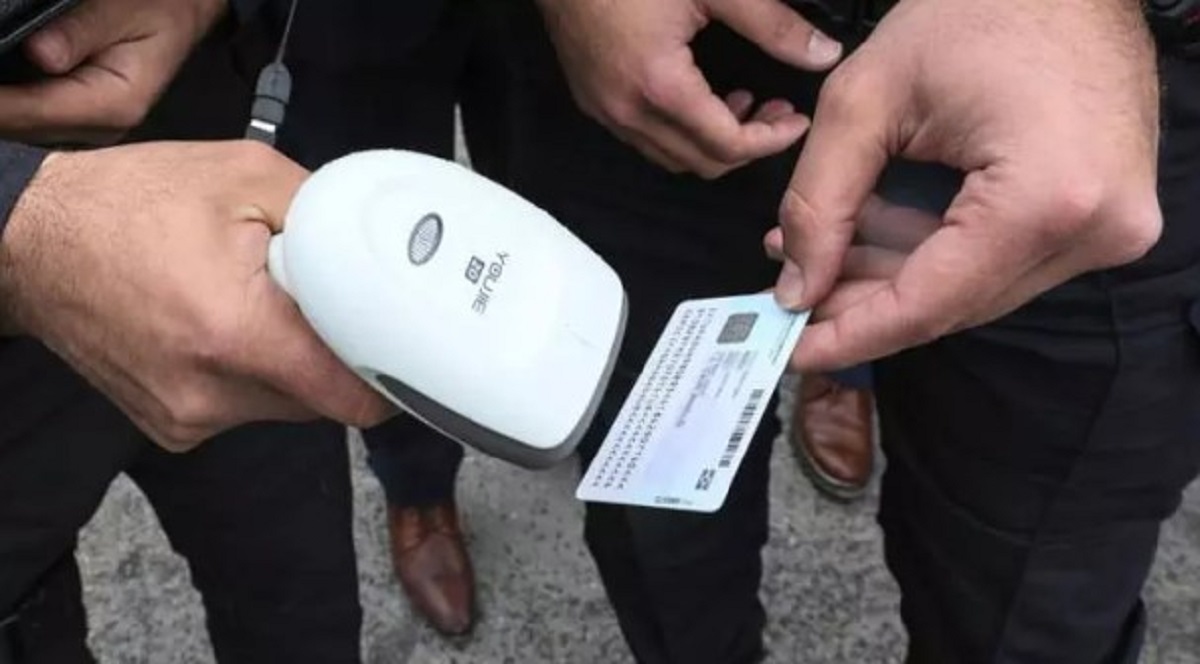 Para Cezaları ve Ehliyetsiz Araç Kullanma

Geçerliliğini yitiren eski tip sürücü belgeleriyle araç kullananlara Karayolları Trafik Kanunu'na göre idari para cezası uygulanacak. Ehliyetsiz araç kullanmanın yanı sıra, ehliyetine el konulan, iptal edilen veya sınıf dışında araç kullananlar çeşitli cezalara tabi tutulacak.