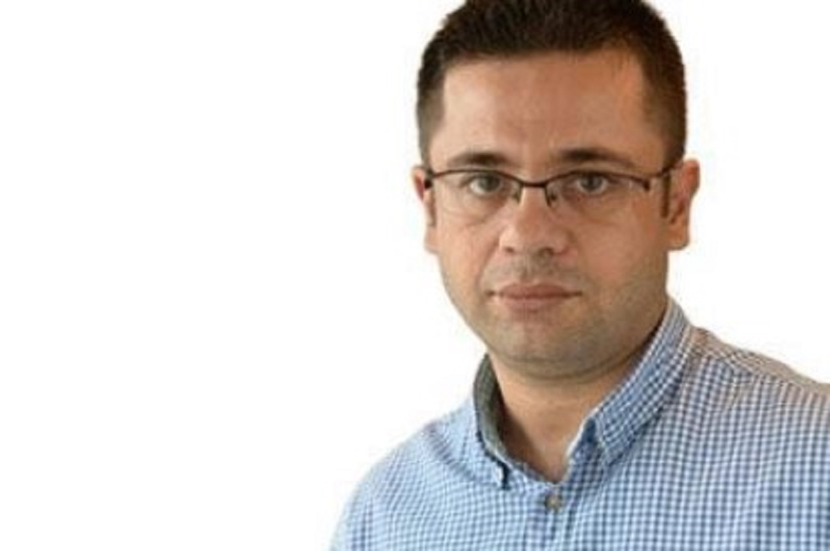Cem Kerpiççiler: Hürriyet Kökenli Tecrübeli Bir İsim
Hürriyet kökenli muhabir olan Cem Kerpiççiler, Posta gazetesinde uzun yıllar boyunca haber merkezi sorumluluğunu üstlendi ve aynı zamanda okur temsilciliği görevini yürüttü. 2021 yılında Haber Müdürlüğü pozisyonuna getirilen Kerpiççiler, ayrıca Posta gazetesinde köşe yazıları kaleme alıyordu. Henüz yeni adresi netleşmeyen Cem Kerpiççiler'in sektördeki geleceği merakla bekleniyor.
