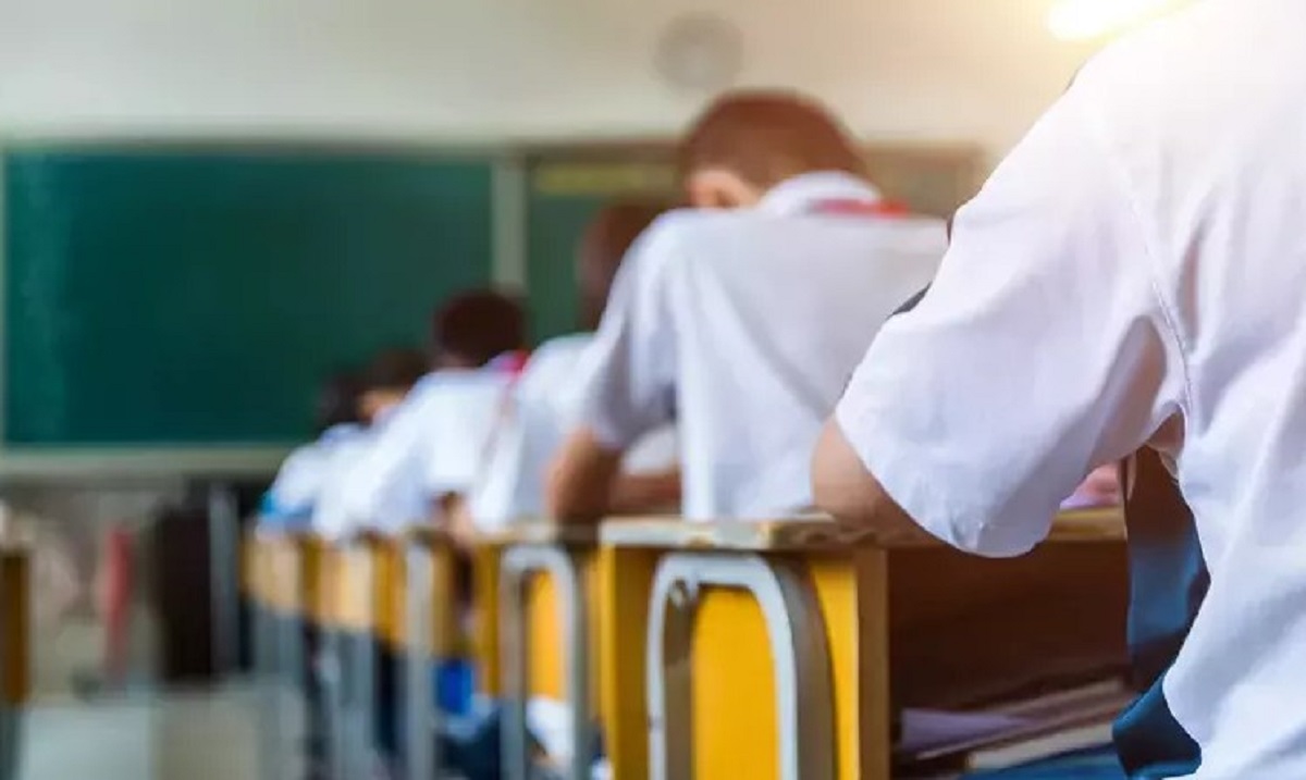 Öğrenci Gruplarına Göre Devamsızlık Hedefi
Planda yer alan verilere göre, Anadolu liseleri, fen liseleri ve sosyal bilimler liselerine devamsızlık sorunu önemli bir odak noktası. Bu okul türlerinde öğrenim gören her 100 öğrenciden 27'si 20 günden fazla devamsızlık yapıyor. Hedef, bu oranı 2028'e kadar yüzde 24,5'e çekmek olarak belirlendi.
