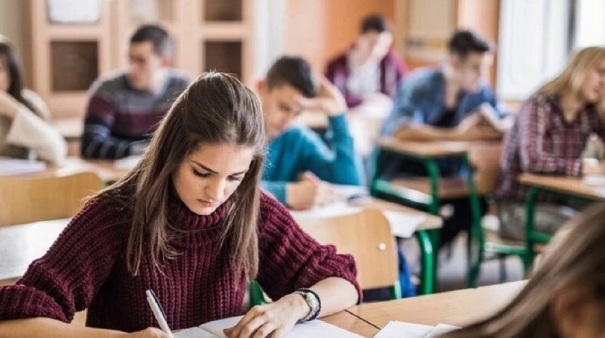 Devamsızlık Nedenleri
Planın içeriğinde, devamsızlığı tetikleyen nedenlere de vurgu yapılıyor. Öngörülemeyen eğitim maliyet artışları, maddi imkansızlıklar ve eğitim ortamlarının öğrencilerin sosyal, kültürel ve sportif ihtiyaçlarını karşılamada yetersiz olması, devamsızlığın temel sebepleri arasında yer alıyor.
