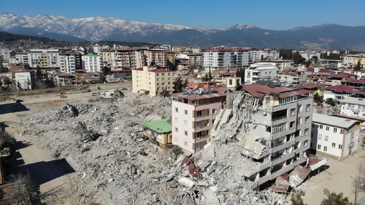 Olayın Geçmişi
Kahramanmaraş merkezli depremlerde etkilenen Gaziantep'in Nurdağı ilçesinde bulunan Emek Apartmanı, 6 Şubat'ta meydana gelen depremin şiddetiyle yıkılmış, bu durum 38 kişinin hayatını kaybetmesine ve birçok kişinin yaralanmasına neden olmuştu. Yıkılan apartmanla ilgili başlatılan soruşturma sonucunda, aralarında eski belediye başkanı Ökkeş Kavak'ın da bulunduğu 3'ü tutuklu 9 sanık hakkında dava açılmıştı.
