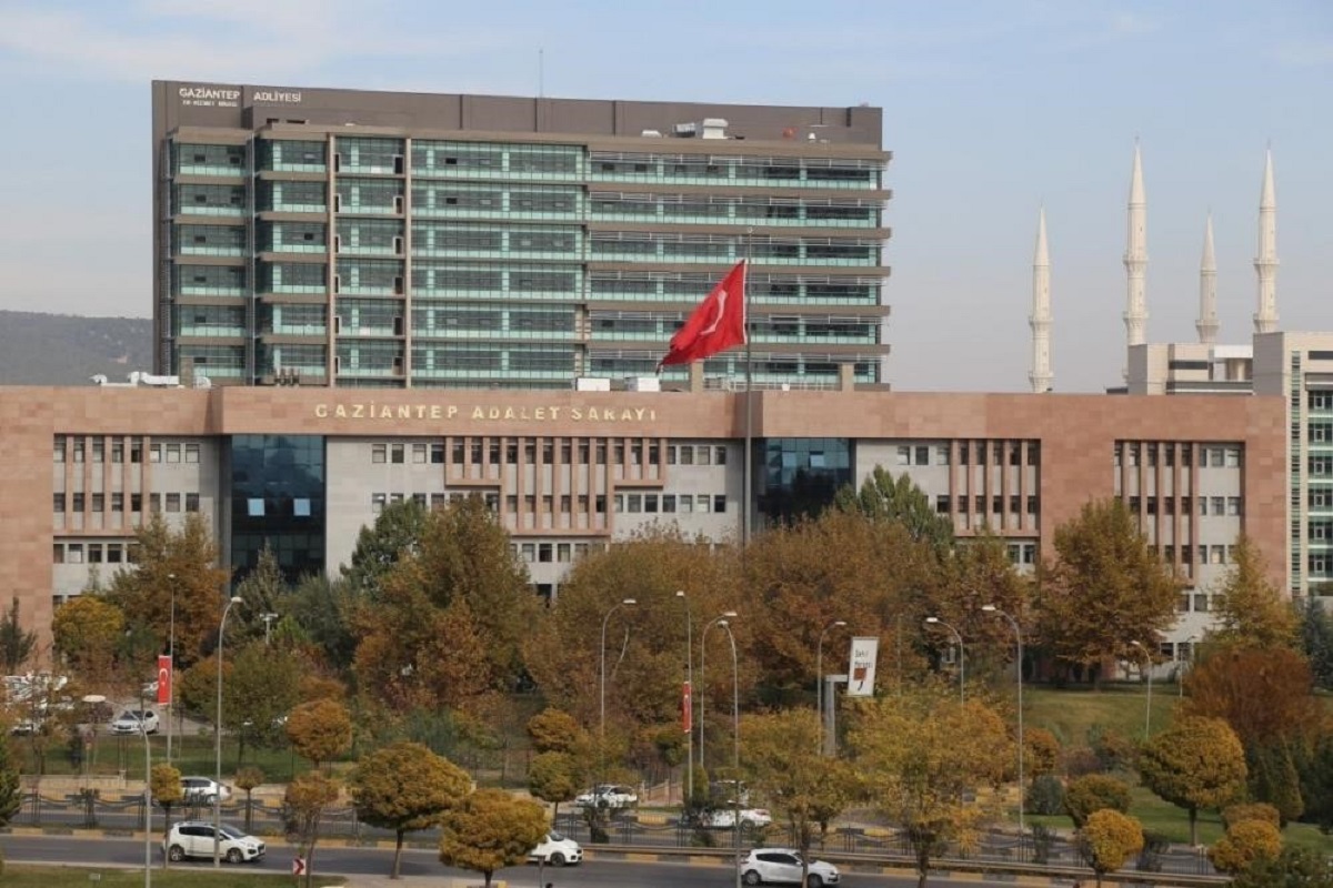 Tahliye ve Yeniden Tutuklama
Emek Apartmanı davasının görüldüğü İslahiye Ağır Ceza Mahkemesi'nde 11 Ocak'ta gerçekleşen duruşma sonucunda mahkeme heyeti, tutuklu sanıklar Ökkeş Kavak, Aliye Sema Ö. ve Mustafa T.'nin tahliyesine karar vermişti. Ancak, savcılığın itirazı üzerine tekrar gözaltına alınan Ökkeş Kavak, yeniden tutuklandı.
