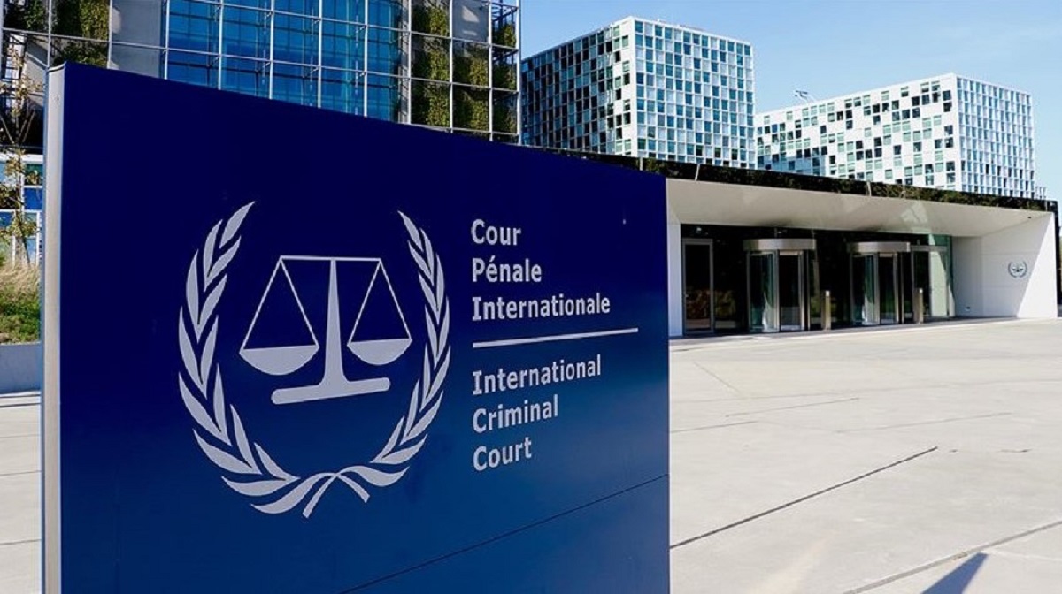 Uluslararası Ceza Mahkemesi (UCM), Ermenistan'ın katılımı ile birlikte Rusya Devlet Başkanı Vladimir Putin'in, Ukrayna Savaşı'nda savaş suçu ve çocukların yasadışı sınır dışı edilmesi iddiaları nedeniyle tutuklanması için harekete geçti. Ermenistan'ın UCM Roma Statüsü'ne resmi olarak dahil olmasıyla birlikte, Putin'in Ermenistan topraklarına ayak basması durumunda tutuklanma riskiyle karşı karşıya kalabileceği belirtiliyor.