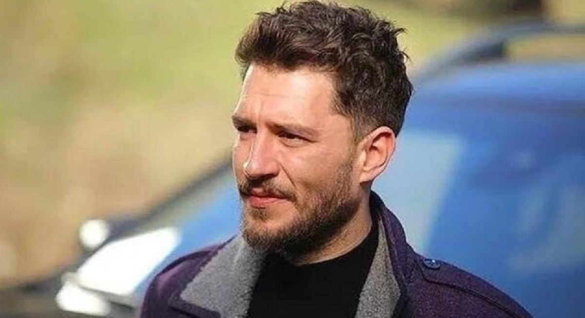 Ünlü televizyon oyuncusu Uraz Kaygılaroğlu, sevilen dedesi Hasan Kaygılaroğlu'nun vefat haberini sosyal medya üzerinden paylaştı. 96 yaşında hayatını kaybeden dedesine olan derin sevgisini dile getiren Kaygılaroğlu, duygusal bir veda mesajıyla sevenleriyle paylaştı.
Dedesinin yanında büyüyen Uraz Kaygılaroğlu, paylaşımında şu ifadeleri kullandı: "Dedeciğim, biriciğim, güzel yüreklim. Sen benim tanıdığım en dürüst, en kıyak insandın. Meyven, kabak çekirdeğin, aksiyon sineman tamamsa başka bir şey aramazsın."
