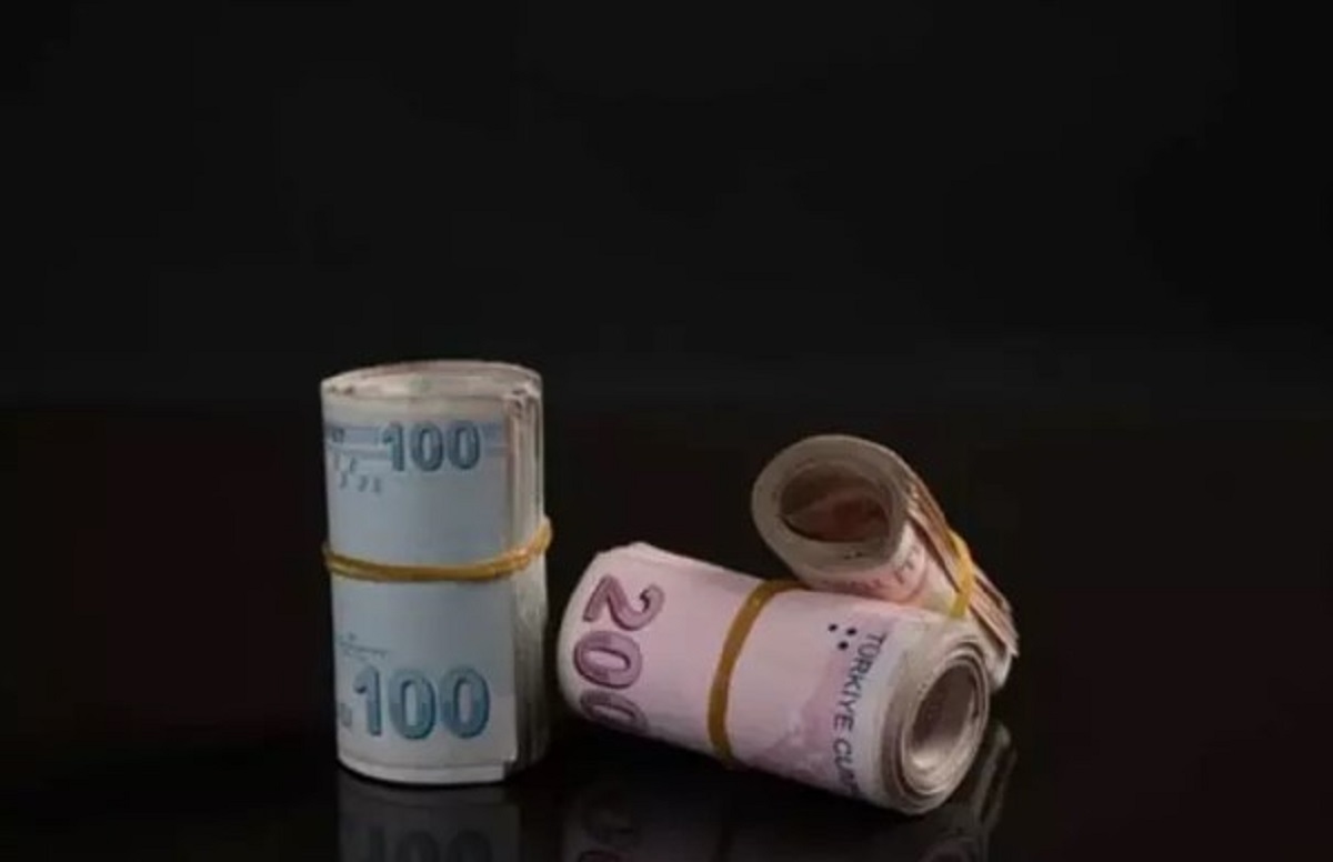 EMEKLİLERİN BEKLENTİSİ YÜKSEK: İKRAMİYELERDE YÜZDE 150 ARTIŞ!
Edinilen bilgilere göre, hükûmet ve AK Parti arasında emekli ikramiyelerinin artırılması konusunda uzlaşma sağlandı. Bayram ikramiyelerinin artırılması için TBMM’den geçmesi gereken kanun çalışmalarının, mahallî seçimlerin ardından şubat sonu veya martın ilk haftasında gündeme gelebileceği belirtiliyor. Hükûmet, emeklilere bayram ikramiyelerinde yüzde 150'lik muazzam bir artış sağlamayı hedefliyor.
