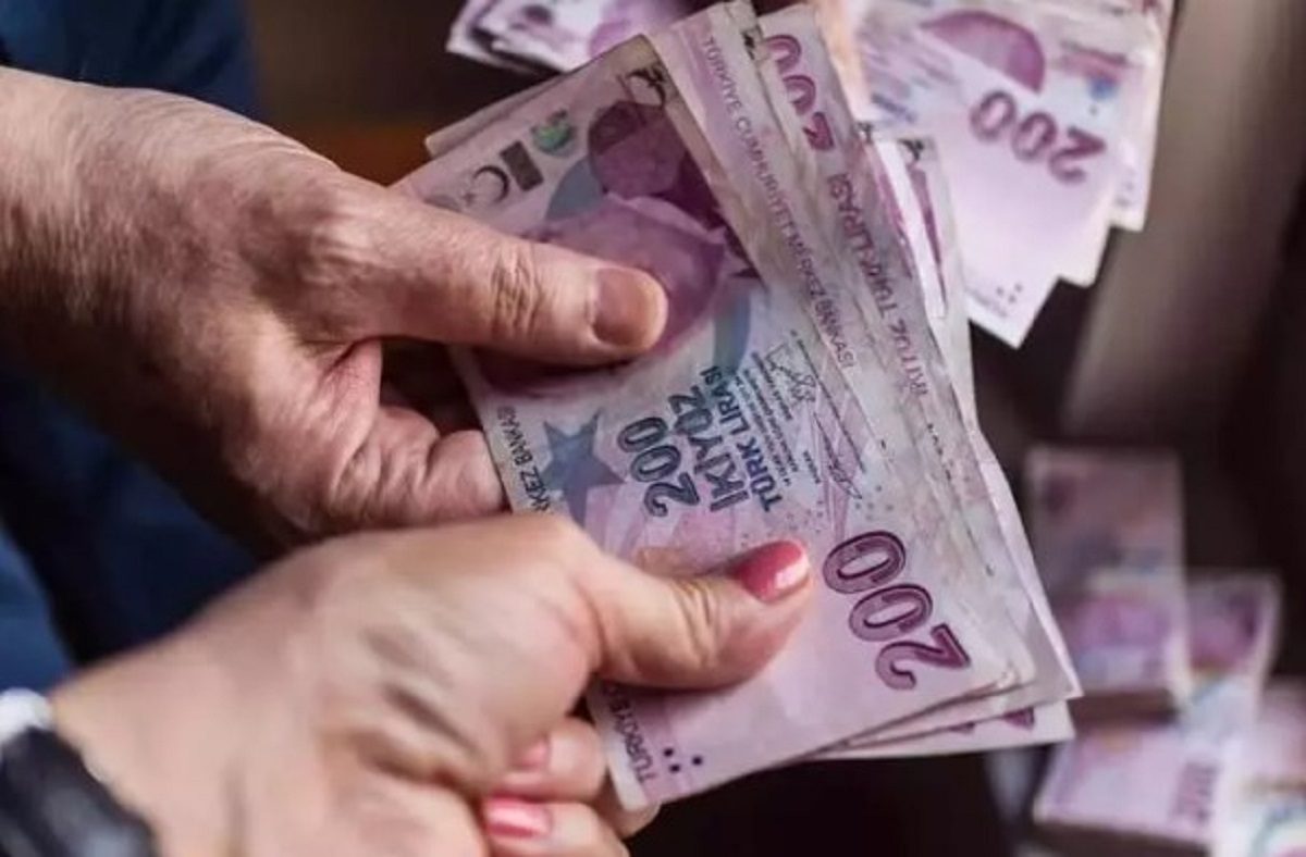 İSTANBUL'DAKİ EMEKLİLERE ÖZEL DESTEĞİN DETAYLARI AÇIKLANIYOR!
AK Parti'nin İstanbul vaatleri arasında yer alan, İstanbul’daki emeklilere her ay 2.500 lira destek ödemesi yapılmasına yönelik uygulama da detaylandı. İstanbul’da en düşük emekli aylığı alan, kira ödeyen ve başka bir geliri olmayan emeklilere her ay 2.500 lira destek ödemesi yapılacak. Bu destek ödemeleri, şartları sağlayan bütün emeklilere ayrım yapılmadan 'İstanbul Kart'larına yüklenecek.
