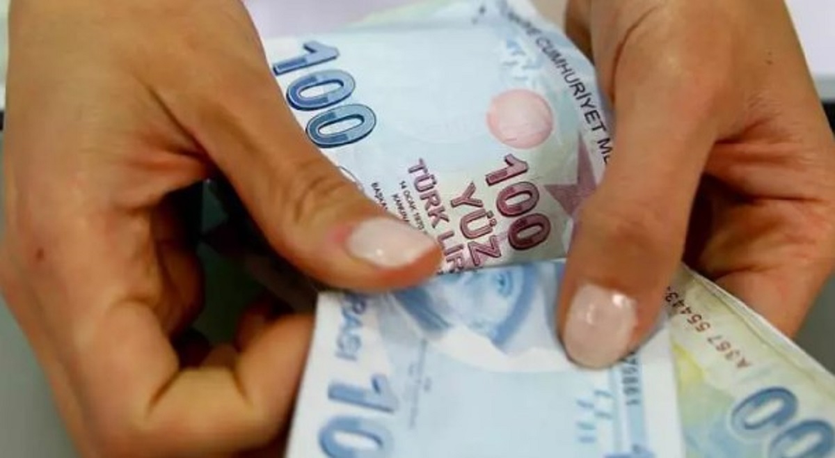 BAYRAM İKRAMİYELERİNDE BÜYÜK ARTIŞ GÜNDEMDE!
Cumhuriyetin 100’üncü yılına özel olarak emeklilere verilen 5 bin liralık ikramiyenin, Ramazan ve Kurban Bayramları için de geçerli olacağı açıklandı. SSK ve Bağ-Kur emekli maaşlarında yapılan yüzde 49,25'lik artışın ardından hükûmet, bayram ikramiyelerini de artırmaya hazırlanıyor.
