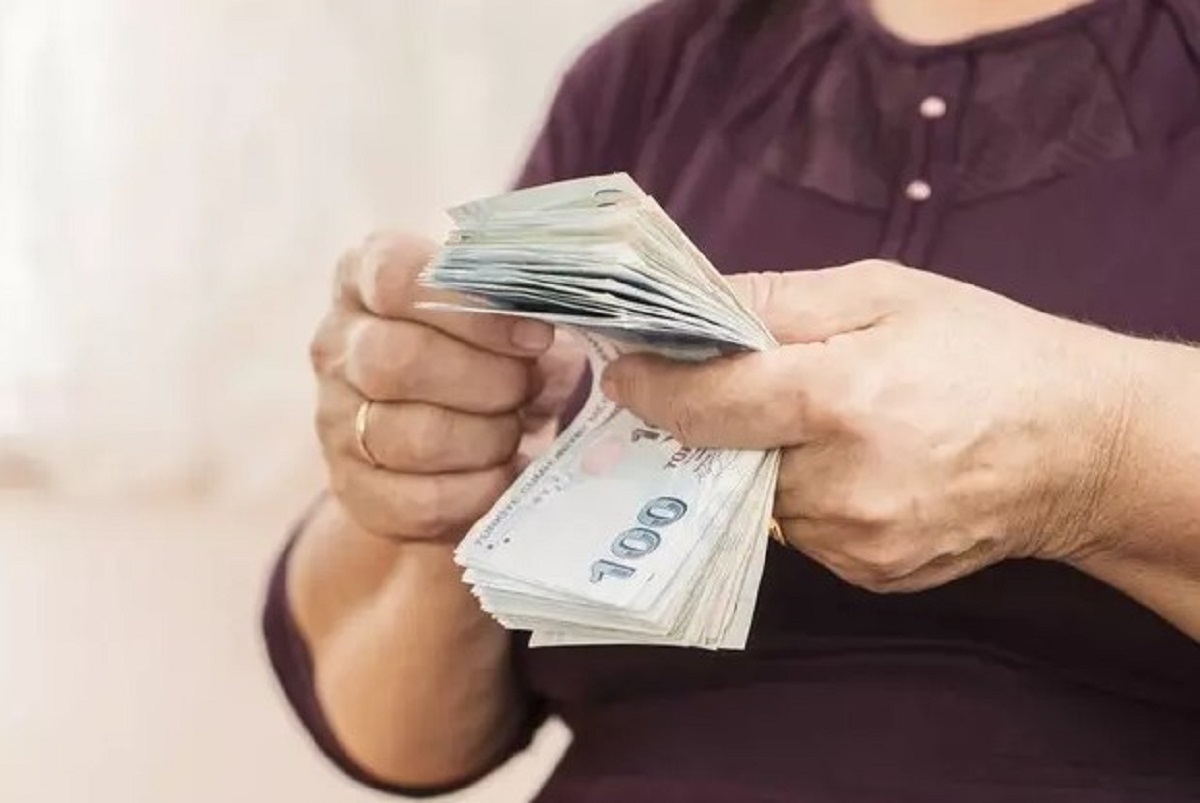 EMEKLİYE EK ZAM DÜZENLEMESİ RESMİ GAZETE'DE YAYIMLANDI
Resmi Gazete'de yayımlanan emekli maaşı zam farkı düzenlemesiyle, SSK ve Bağ-Kur emekli maaşı zammı yüzde 37,57'den yüzde 11,68 puanlık bir artışla memur emeklisi zammı seviyesine, yani yüzde 49,25'e yükseltildi. Bu düzenleme sonucunda en düşük emekli maaşı 10 bin TL olarak belirlendi.
