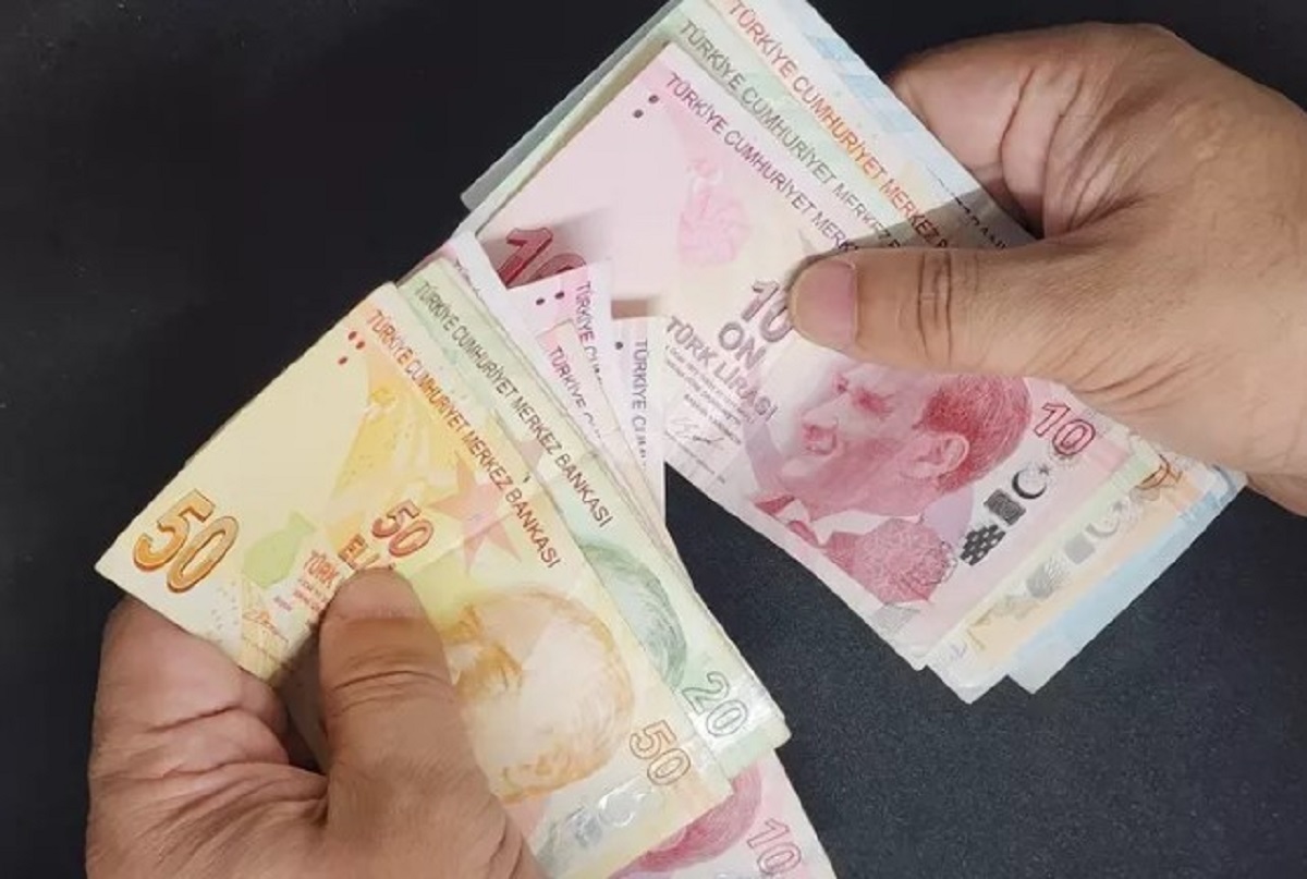 EN DÜŞÜK EMEKLİ MAAŞI İÇİN FARK ÖDEMESİ 2500 TL
Ocak ayındaki SSK ve Bağ-Kur emekli zammı yüzde 37,57 oranındaki artış üzerinden ödenmişti. SSK emekli maaşı fark ödemeleri yarın itibariyle yapılacak, Bağ-Kur emeklileri ise Çarşamba günü hesaplarına ek zammı görecekler. Geçtiğimiz yıl 7.500 TL olarak uygulanan en düşük emekli maaşı alanlar, bu yıl 10 bin TL'ye çıkmasından dolayı hesaplarında 2.500 TL ek zam farkı görecekler.
