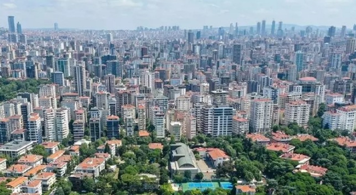BÜTÇE BELİRLEME VE TEKLİF VERME
Satın almayı düşündüğünüz ev için maksimum ödeme limitinizi belirlemek önemlidir. İlk teklifi bütçenizin altında yaparak pazarlık sürecini başlatabilirsiniz. Teklifiniz reddedilirse, bütçenize uygun bir şekilde teklifi artırabilirsiniz. Ancak düşük teklifinizi savunmak için evin ihtiyaç duyduğu bakımları ve onarımları belirtmeyi unutmayın.

