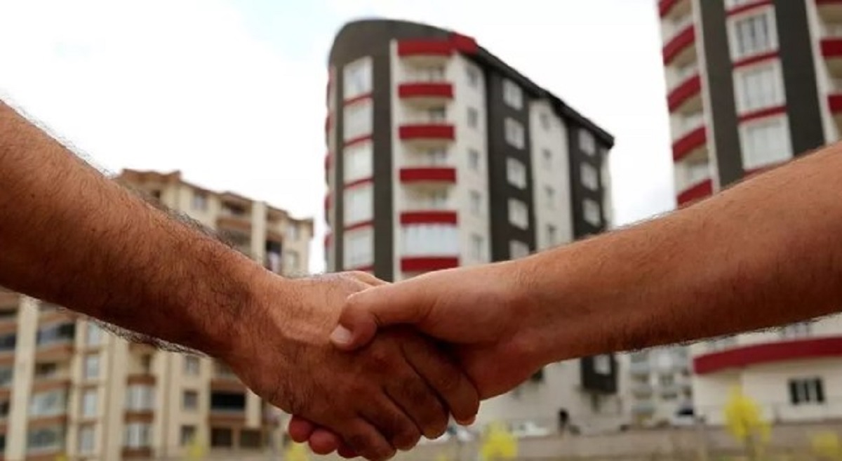 SOĞUKKANLI VE ESNEK OLMAK
Pazarlık sırasında istekli ve aceleci görünmemek önemlidir. Bütçenizi tam olarak açıklamamak ve diğer seçenekleri göz önünde bulundurmak, daha etkili bir pazarlık yapmanıza yardımcı olabilir.
