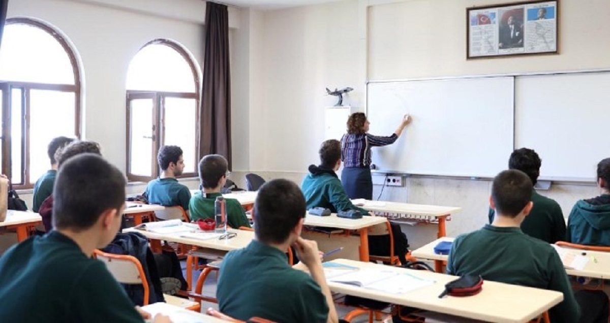 YENİ MÜFREDATIN TEMEL İLKELERİ
Bakan Tekin, müfredat değişikliğinin tamamlandığını ve kamuoyuna yakın zamanda duyurulacağını belirtti. Ayrıca, bu müfredatın MEB'in değerleri ve kültürü temel alınarak hazırlandığını vurguladı. Bakan Tekin, "Bize ait, bizim değerlerimiz ile inşa edilmiş bir müfredat" sözleriyle yeni yaklaşımı özetledi.
